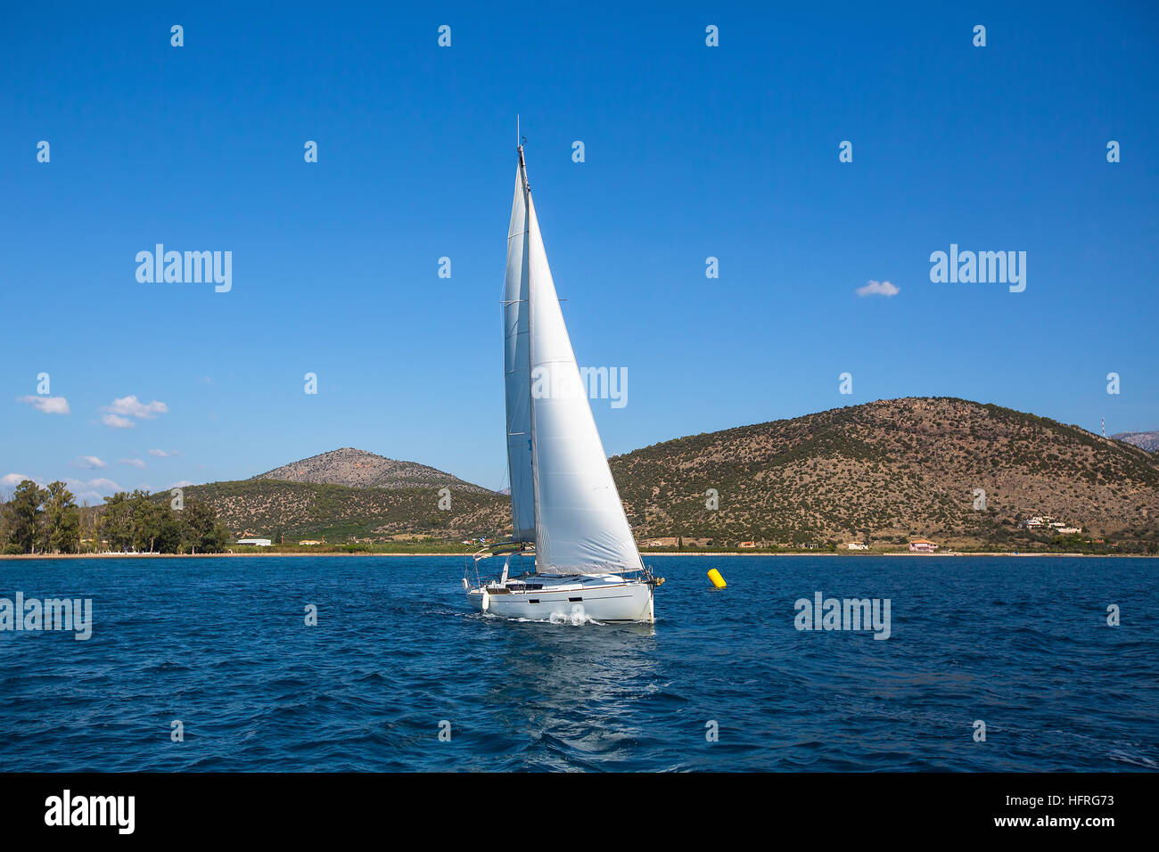 Bateau à voile à luxury yacht avec voiles blanches dans la mer. Banque D'Images