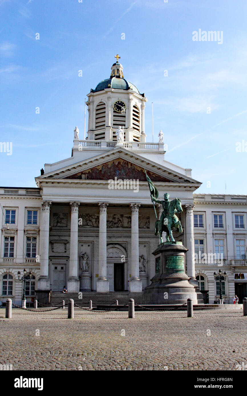 Palais Royal de Bruxelles Belgique avec une statue de Godefroy de Bouillon. Banque D'Images