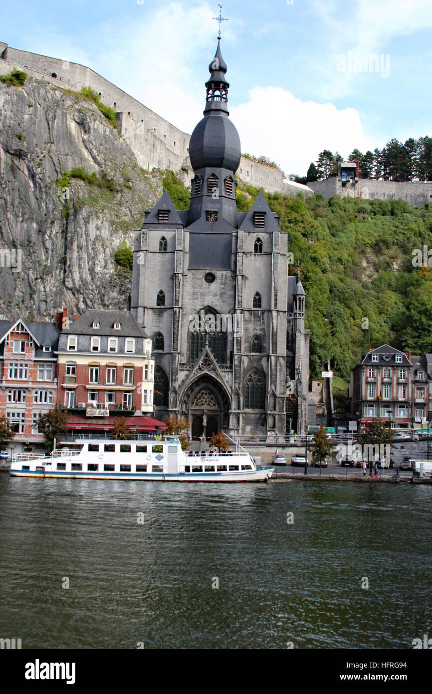 La Collégiale Notre-Dame domine la ville de Dinant en Belgique. Il est connu pour ses remarquables vitraux Banque D'Images