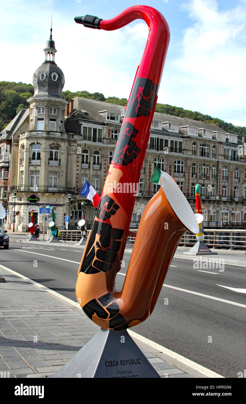 La République tchèque sculpture saxophone grâces le pont de Dinant Belgique sur la Meuse. Banque D'Images