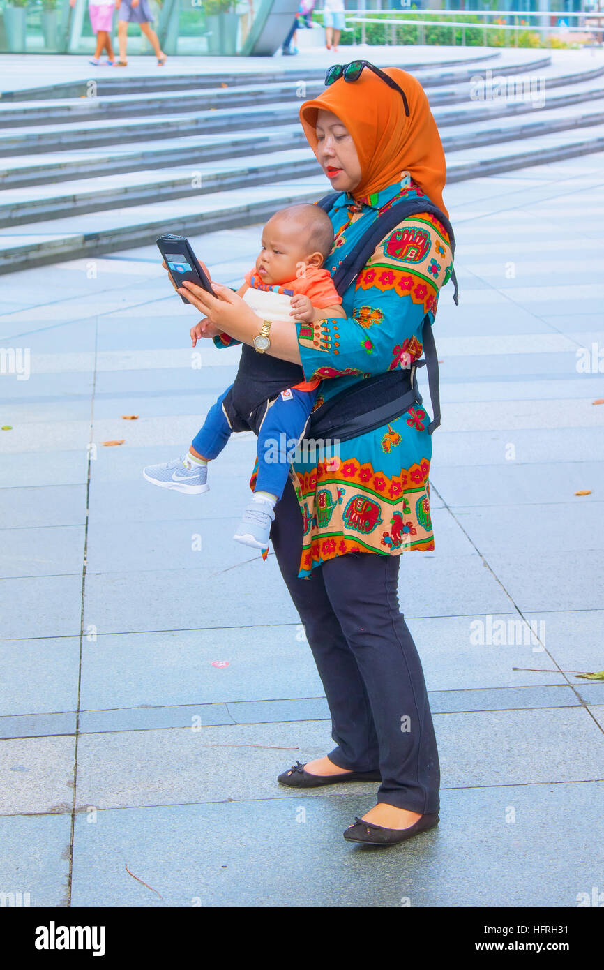 Asian woman with baby à Singapour Banque D'Images