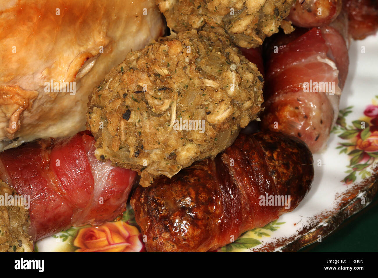 Des saucisses, du bacon et de la farce. Tarif de Noël dans la cuisine. Banque D'Images