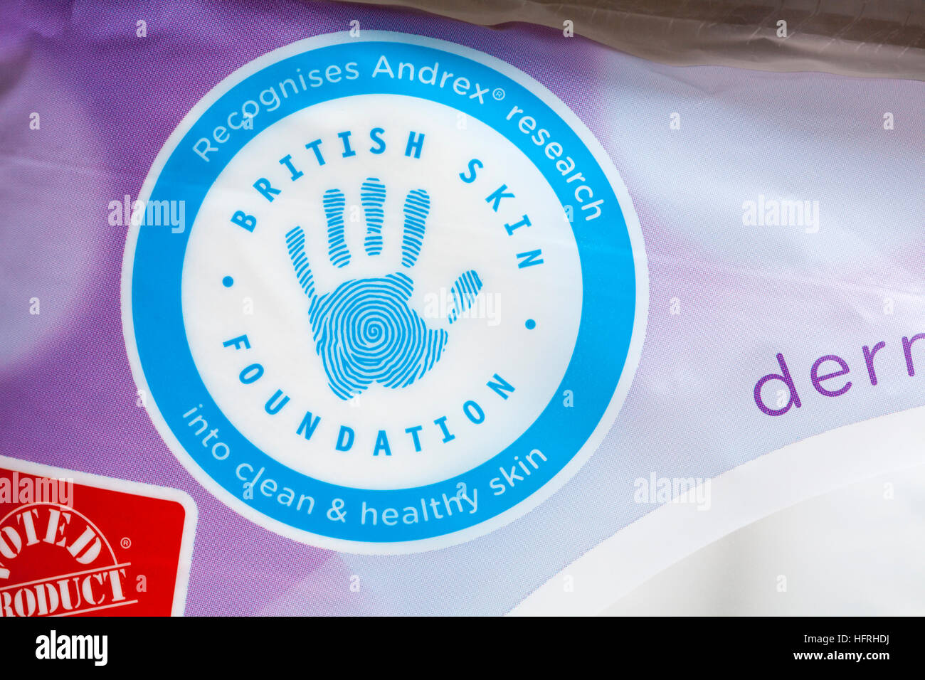 La British Skin Foundation reconnaît la recherche d'Andrex sur l'hygiène et la santé Détails de la peau sur le paquet de rouleaux de toilette doux et propres Andrex - ROYAUME-UNI Banque D'Images