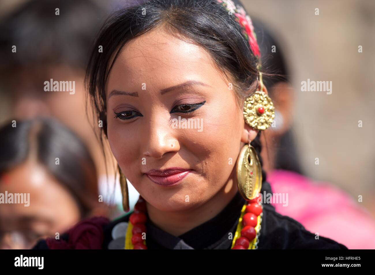 Nepal woman traditional dress Banque de photographies et d’images à haute résolution Alamy