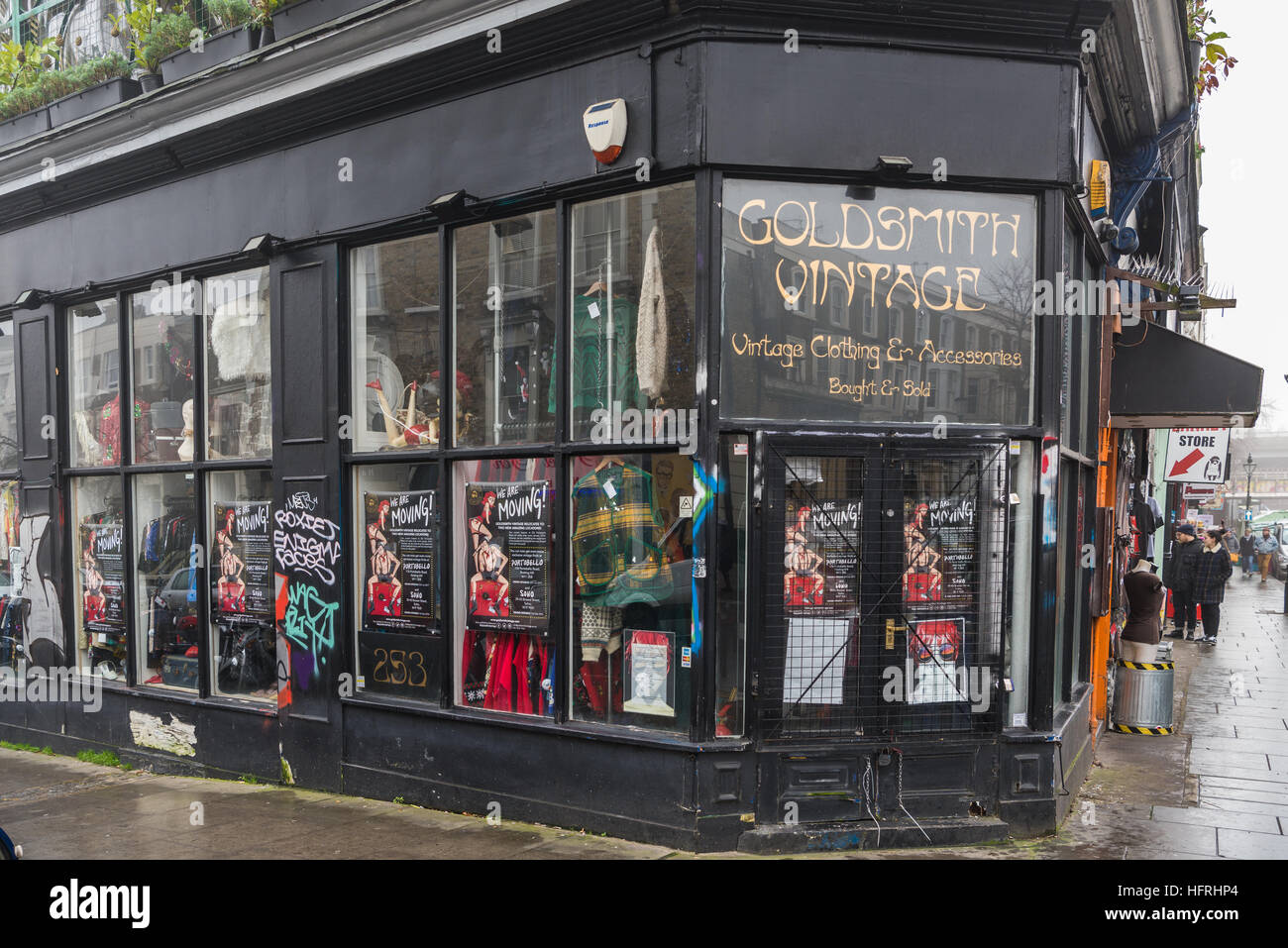 Une boutique colorée en avant Portobello Road, Londres, Angleterre. Décembre 2016 Banque D'Images