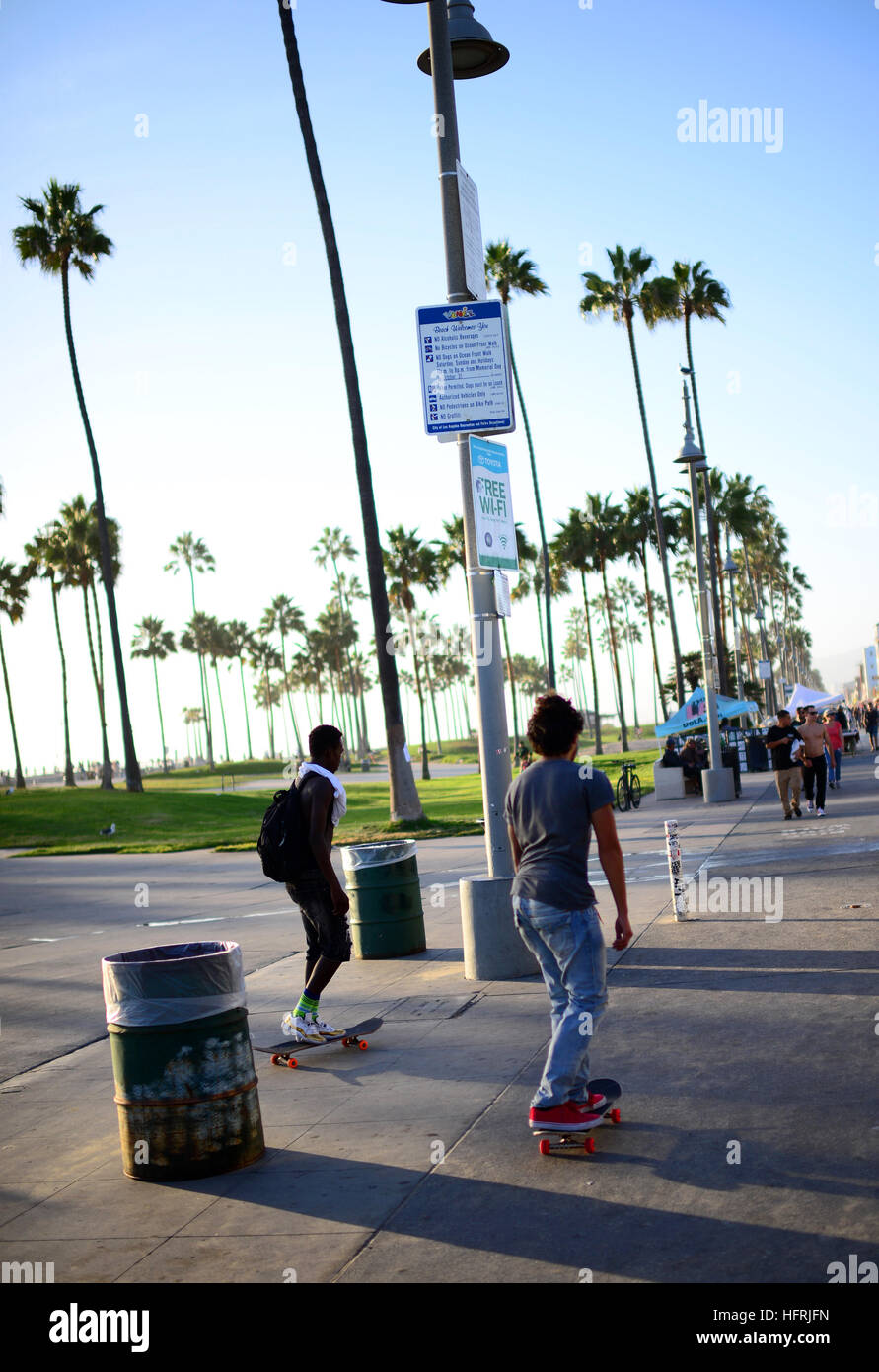Les jeunes patineurs dans promenade de Venice Beach, en Californie. Banque D'Images
