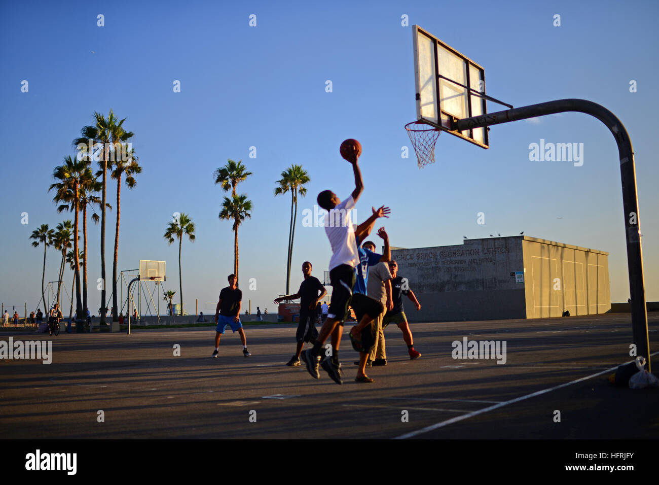 Ball street. Лос Анджелес Венис Бич баскетбол. Венис Бич Лос Анджелес стритбол. Венис Бич поле баскетбольное. Венис Бич баскетбольный корт.