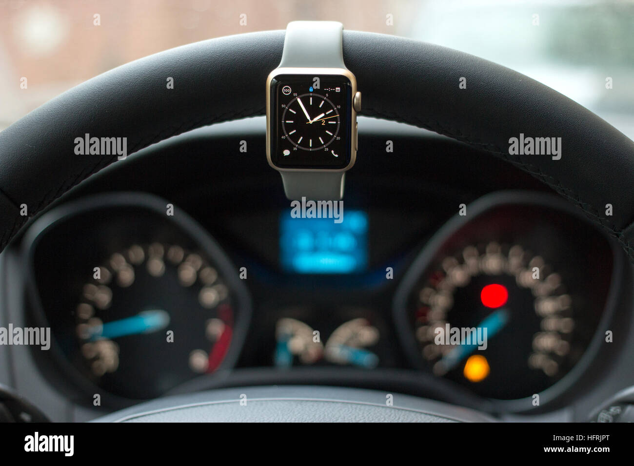 Intérieur voiture moderne avec smart watch dans le volant Banque D'Images