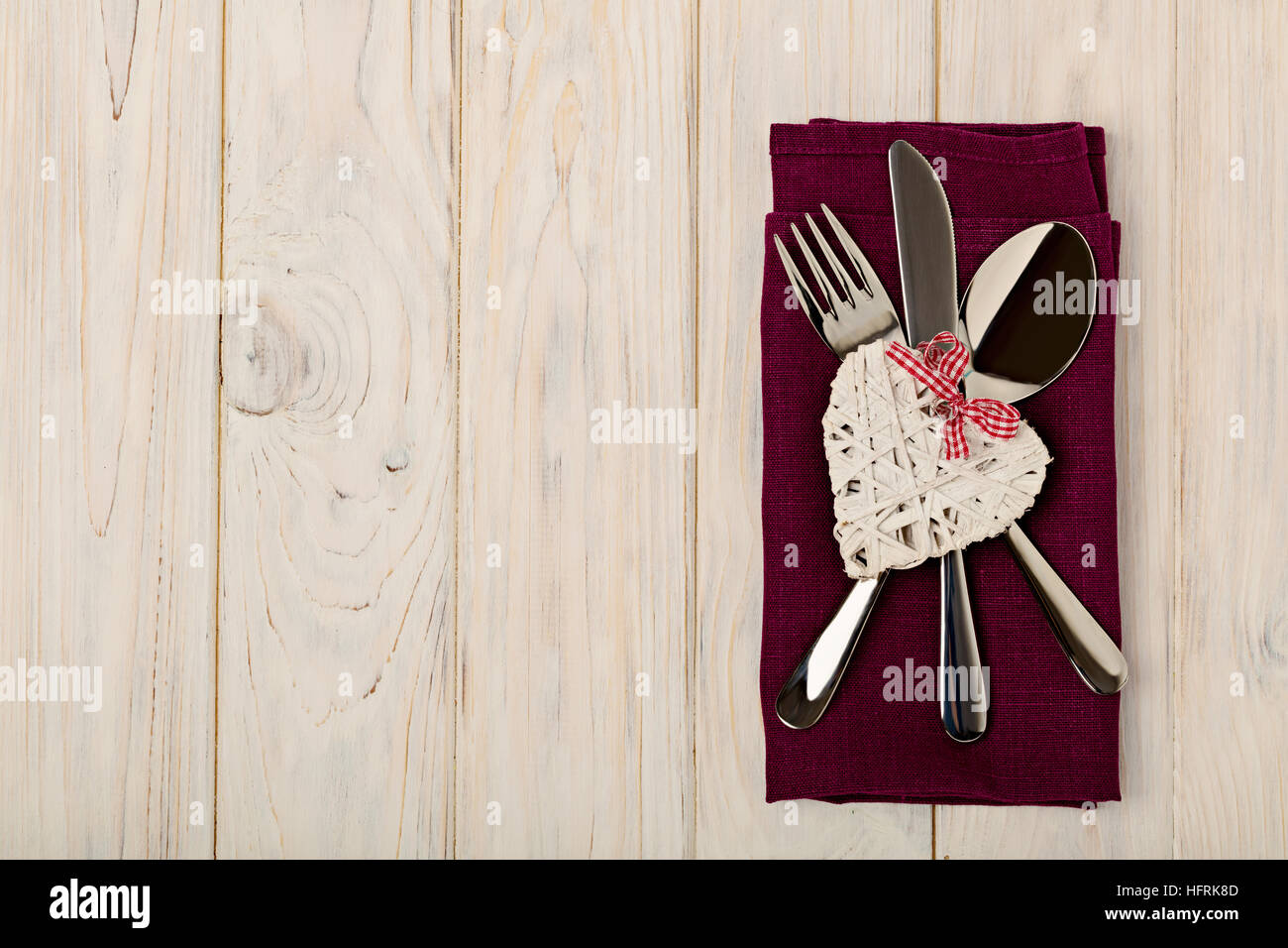 Concept de la Saint-Valentin. Sur la table en bois couverts sur lin serviette avec la décoration de coeur. Banque D'Images