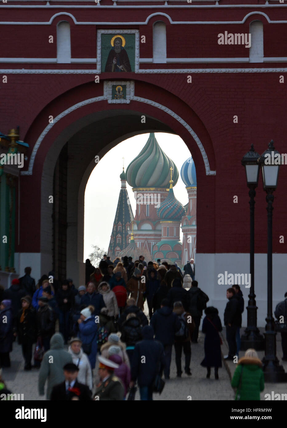 La Cathédrale Saint-Basile vu à travers une arche dans le Kremlin, Moscou, Russie. Banque D'Images