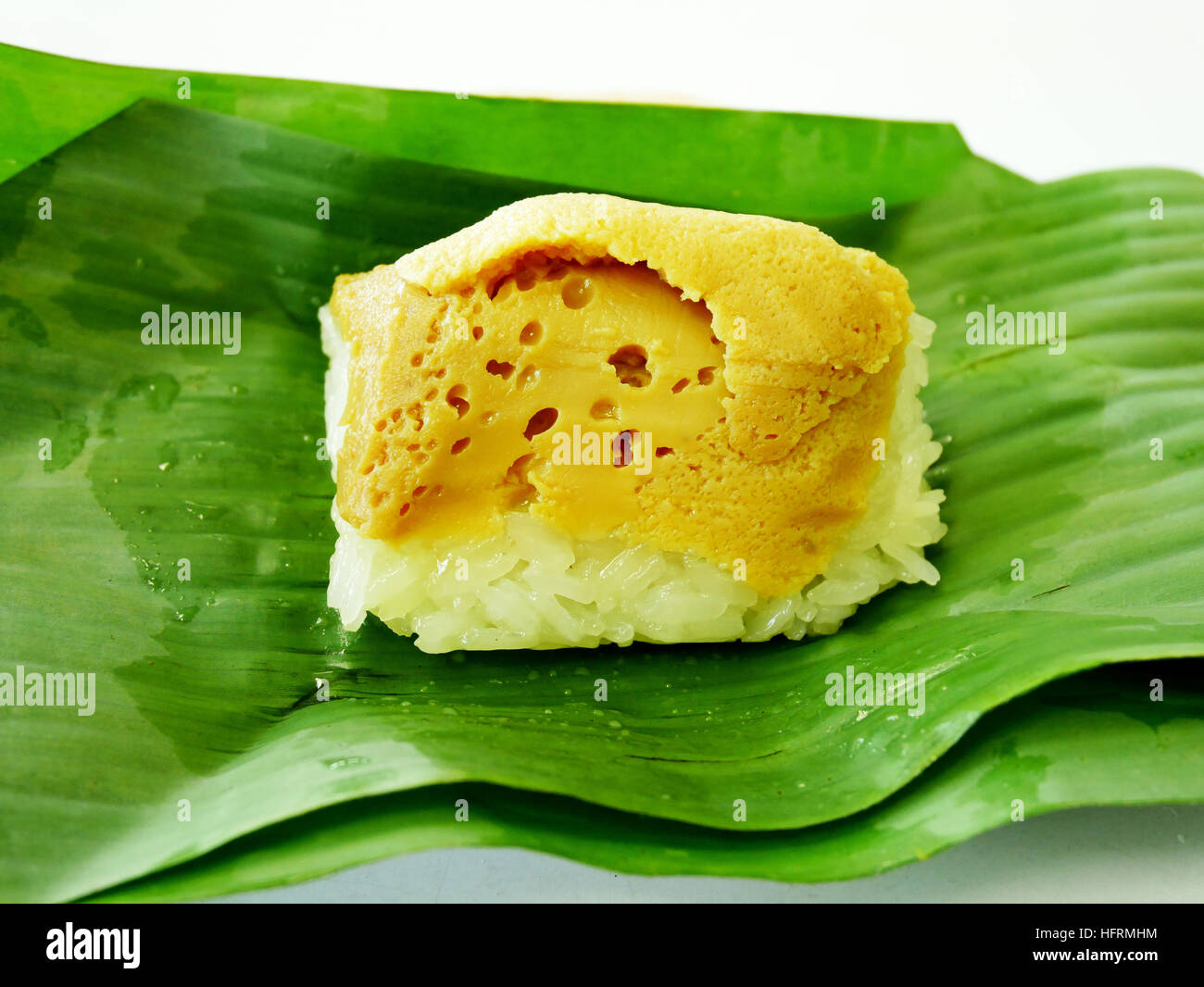 Le riz gluant sucré avec crème anglaise ou Thai Thai Dessert Khao nom Sangkaya Neeo sur feuille de bananier Banque D'Images