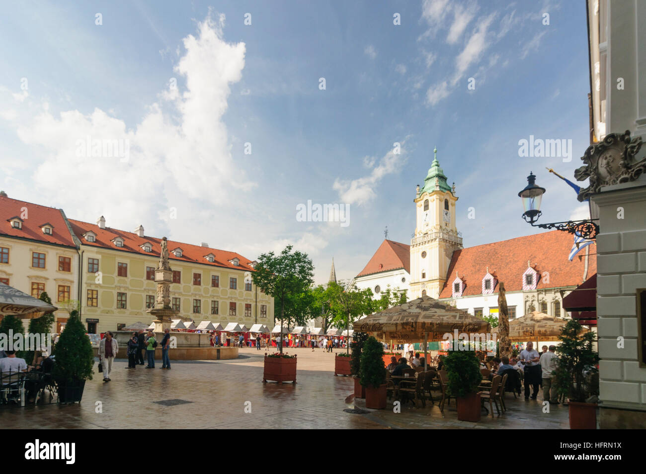 Bratislava (Presbourg) : place principale avec l'Ancien hôtel de ville et fontaine, Maximilien , , Slovaquie Banque D'Images