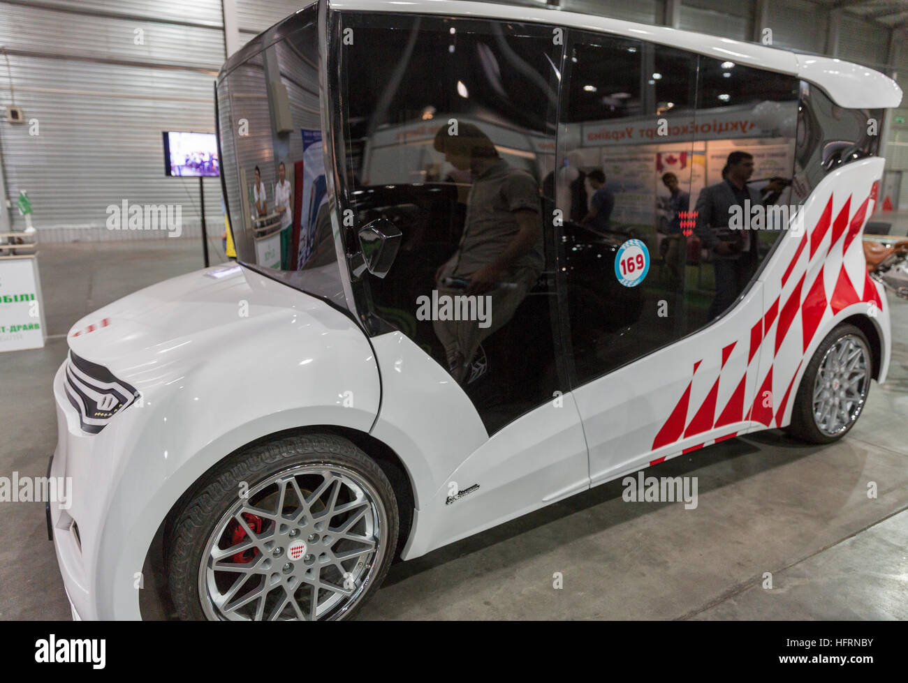 Les visiteurs visiter Electric stand International Marathon avec voiture électrique synchrone au 1er Salon International. Banque D'Images