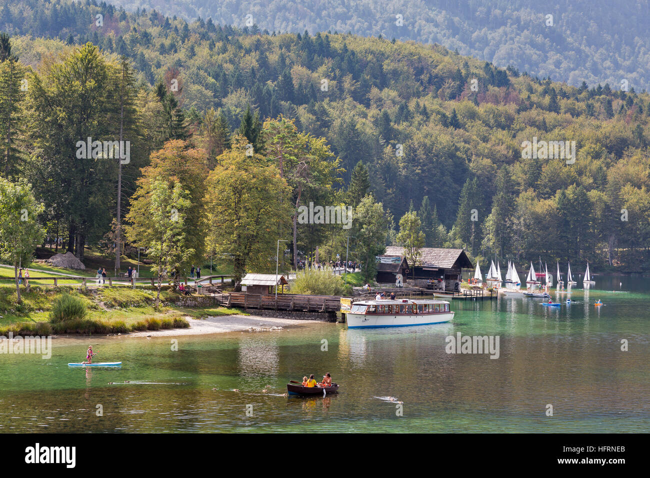 Les personnes non reconnues se reposer sur le lac de Bohinj. C'est le plus grand lac permanent en Slovénie. Banque D'Images
