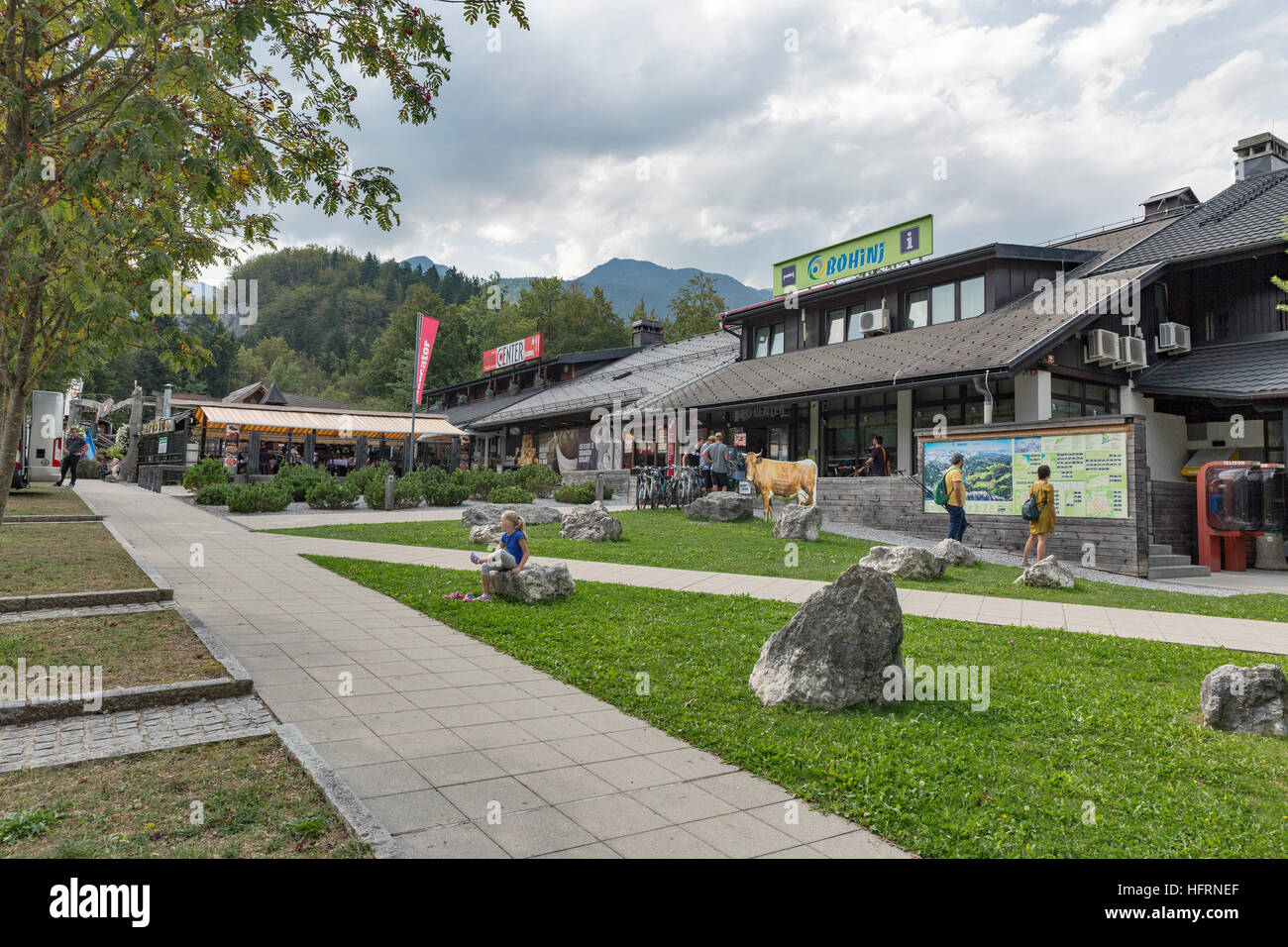 Les gens à pied en centre-ville avec des magasins et restaurants. Est une localité de Ribcev Laz sur le lac de Bohinj, en Slovénie. Banque D'Images