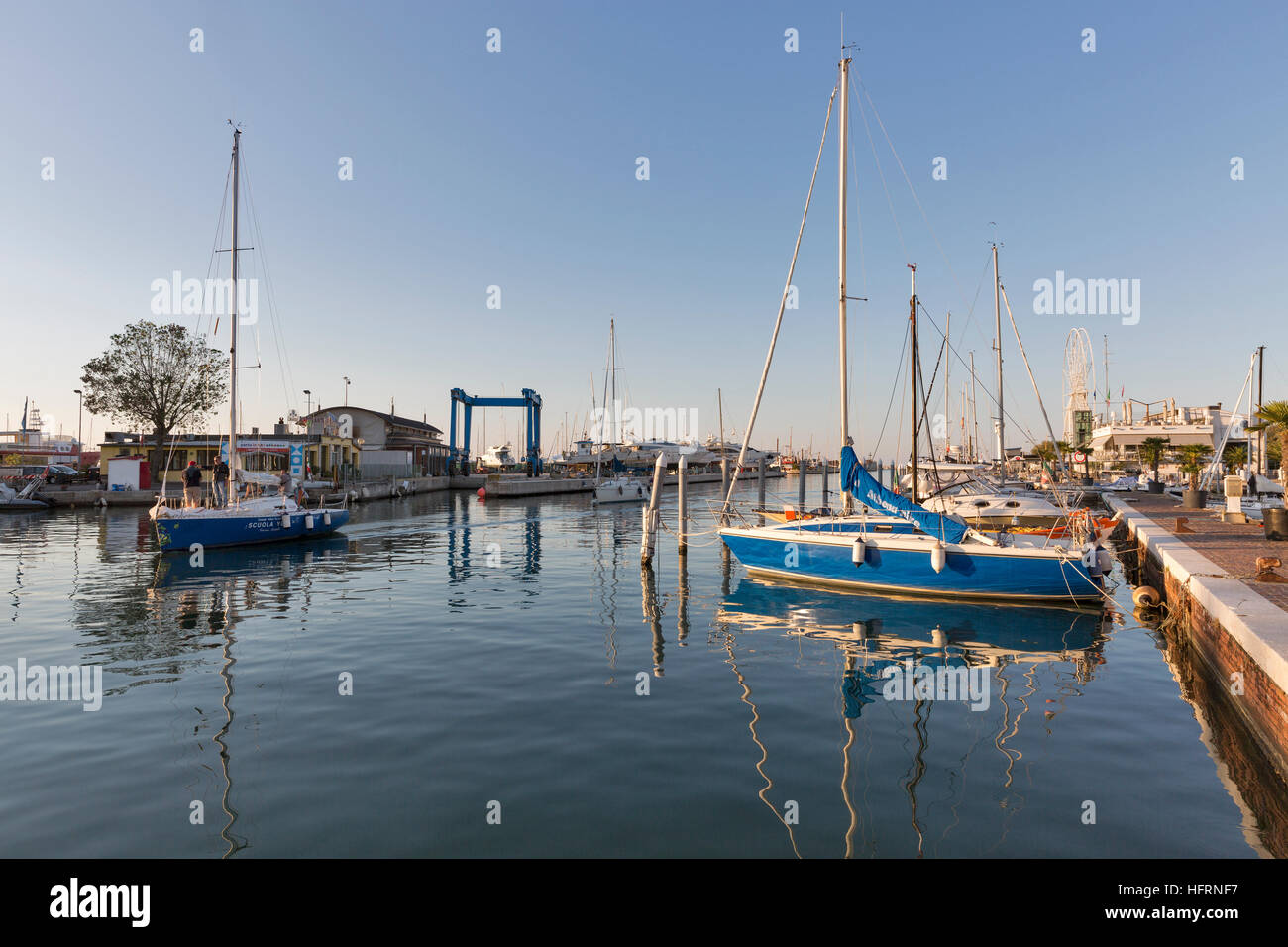 Yachts dans le port canal au coucher du soleil. Rimini est l'une des plus célèbres stations balnéaires de la mer Adriatique en Europe, Italie. Banque D'Images