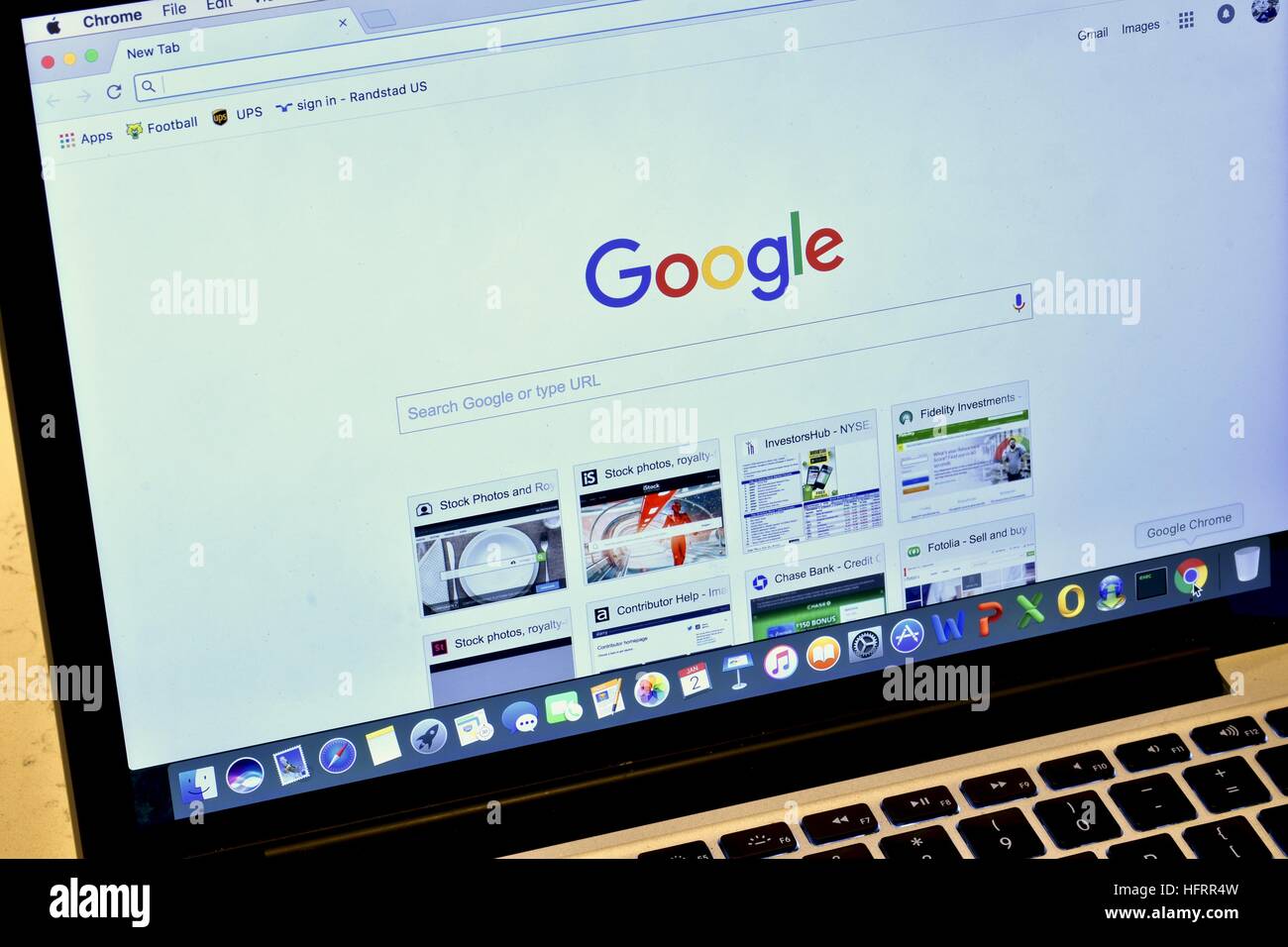 Un Apple Macbook Pro afficher la page web de Google Banque D'Images