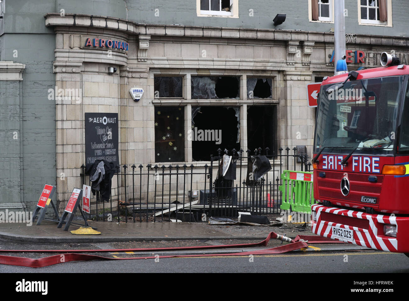 Un incendie à l'extérieur du pub aéronautique d'Acton, dans l'ouest de Londres, où des centaines de fêtards de la Saint-Sylvestre ont été évacués avant d'être largement « évidés » par un incendie. Banque D'Images