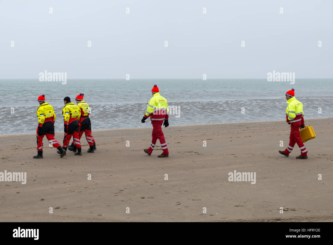 Brielle, Pays-Bas - 1 janvier : lifeguard en veille pour le nouvel an traditionnel plongée sur Januari 01, 2017. De nouvelles années de plongée est à la traditon strat Banque D'Images