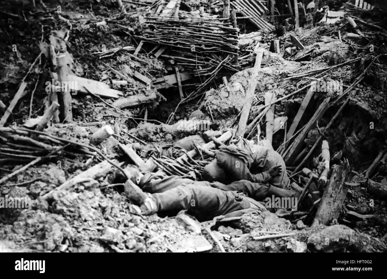 Bataille de Messines en juin 1917. Mort dans une tranchée allemande probablement d'une mine. Photo : fonctionnaire britannique Banque D'Images