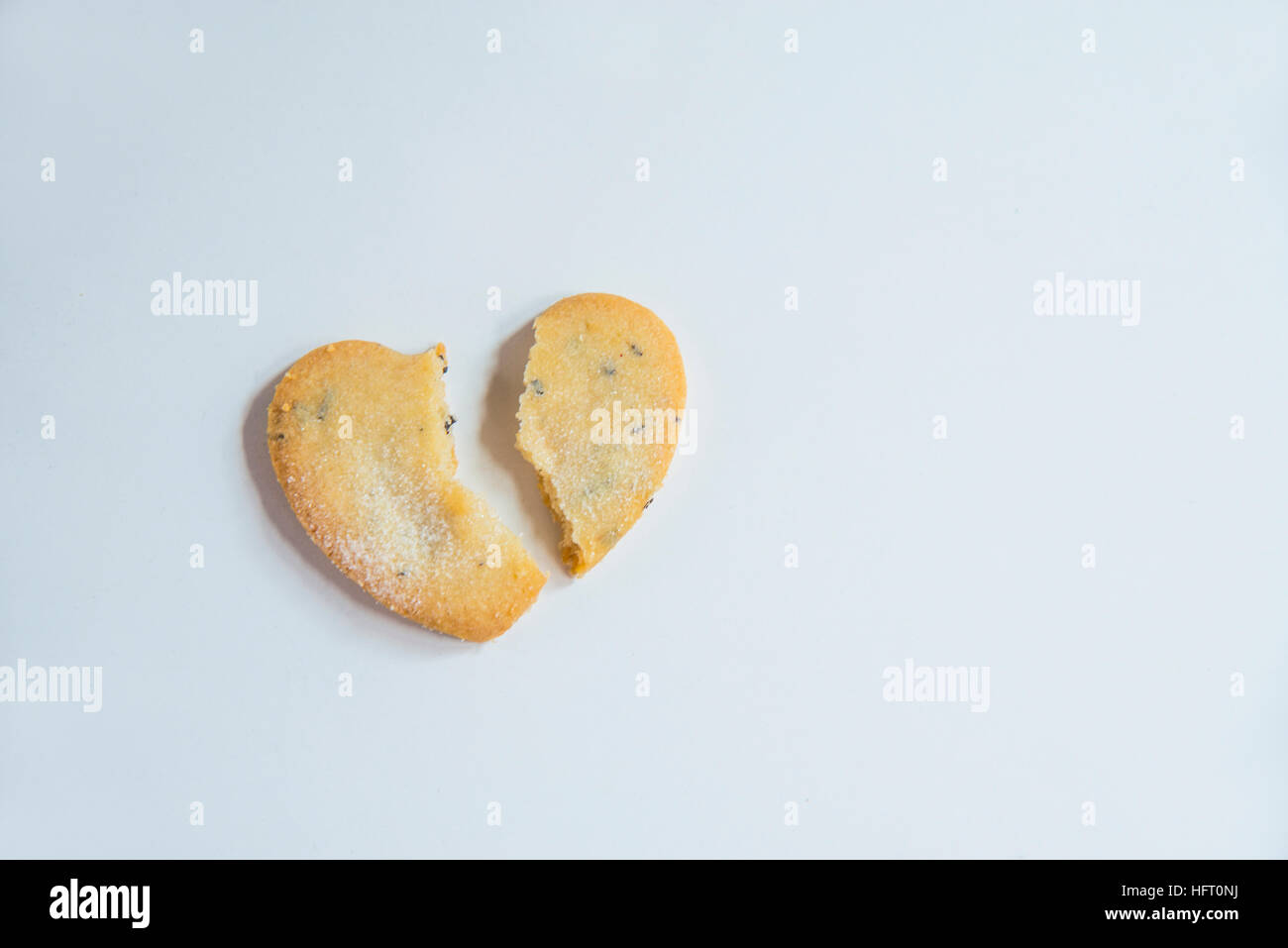Biscuit en forme de cœur, brisé en deux morceaux. Banque D'Images