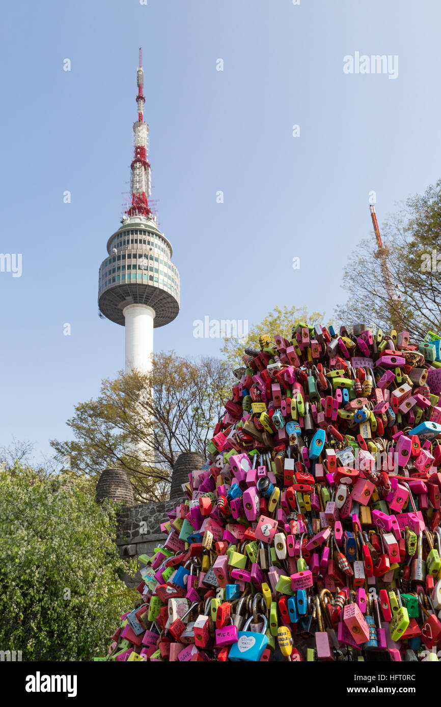 Un grand nombre de serrures de l'amour coloré et Tour N de Séoul à la colline de Namsan (ou le parc Namsan Namsan Mountain) ou à Séoul, Corée du Sud. Banque D'Images