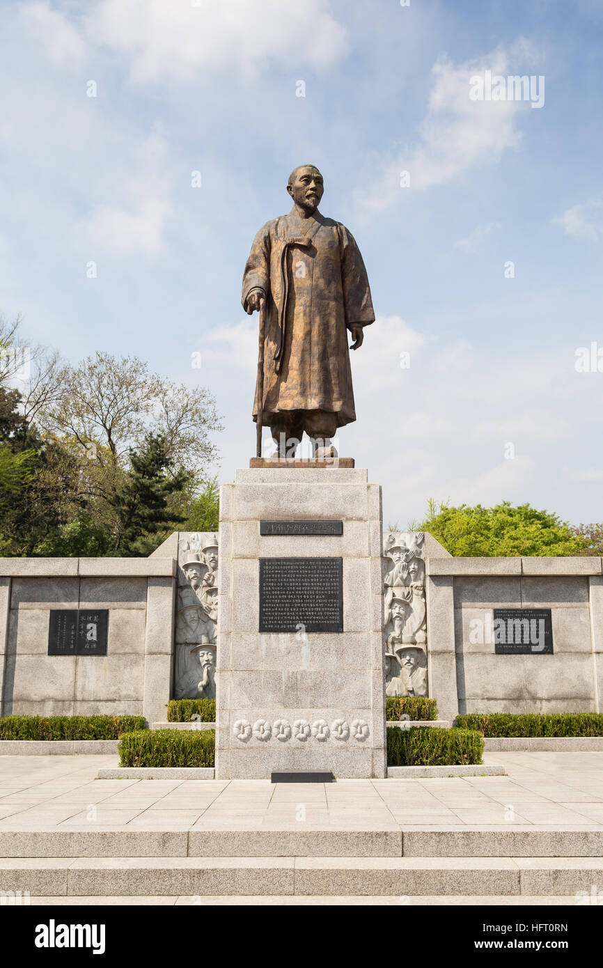 Statue du Patriote Wolnam Sang-Jae Lee au parc Jongmyo, à Séoul, Corée du Sud, du point de vue de l'avant. Banque D'Images