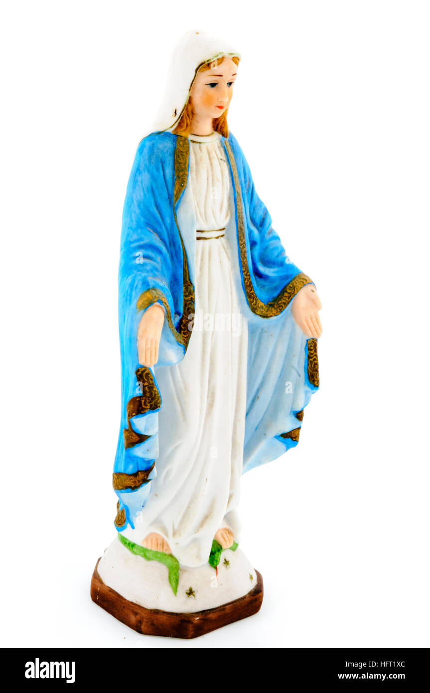 Statue de la Vierge Marie contre fond blanc Banque D'Images