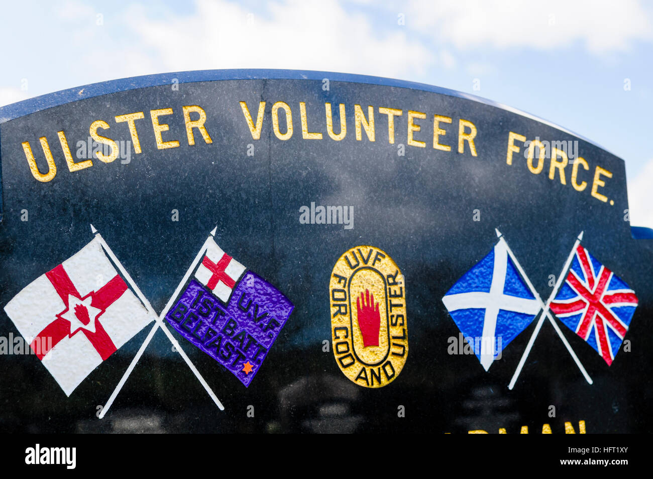 Pierre tombale d'un Ulster Volunteer Force états avec drapeaux et l'UVF logo main rouge Banque D'Images