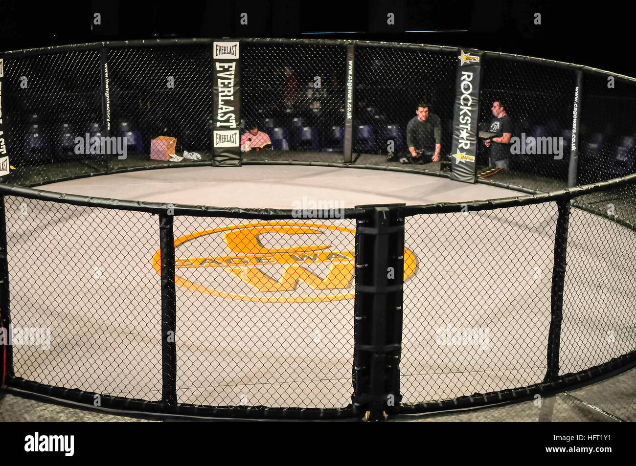 Cage vide à un tournoi de combats de la cage avant le match Banque D'Images