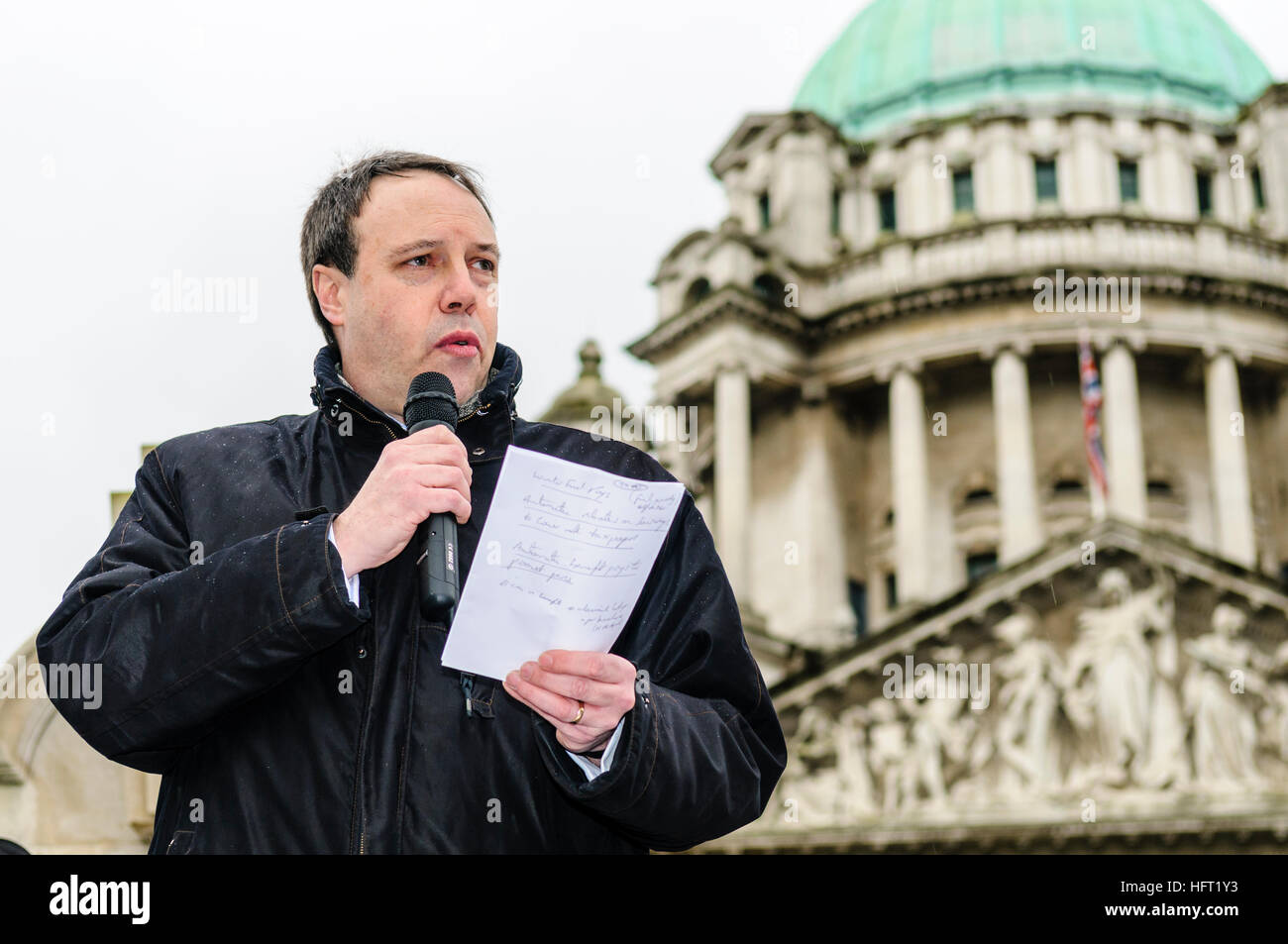 Nigel Dodds, député provincial de Belfast Nord, s'adresse à la foule à l'extérieur de Belfast City Hall sous la pluie. Banque D'Images