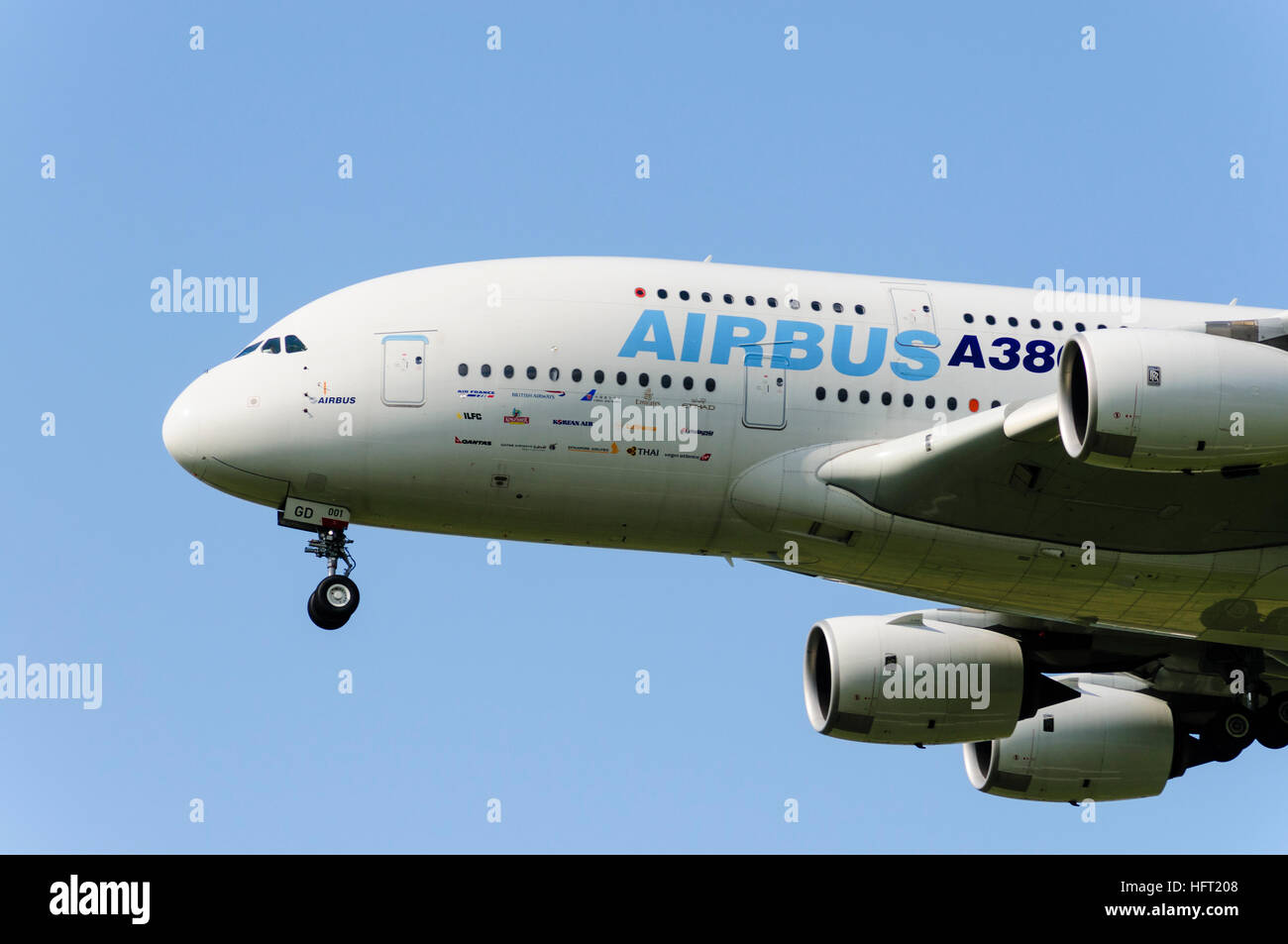 Nez et le train roulant d'un Airbus A380 avec la livrée d'Airbus, en vol et sur à la terre Banque D'Images