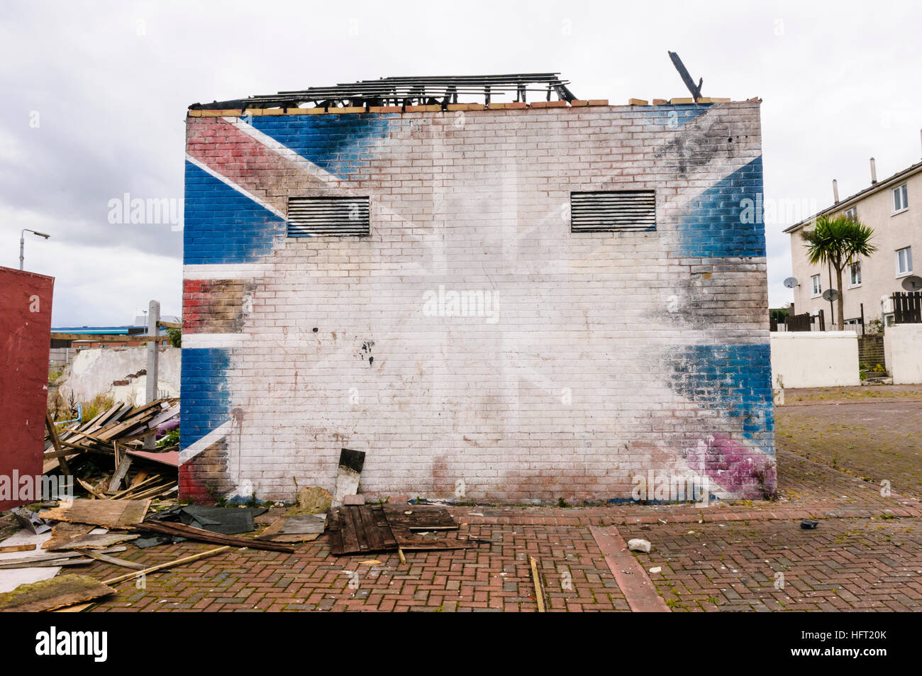 Sous-station de l'électricité avec une peinture murale de l'Union, détruit par un incendie. Banque D'Images