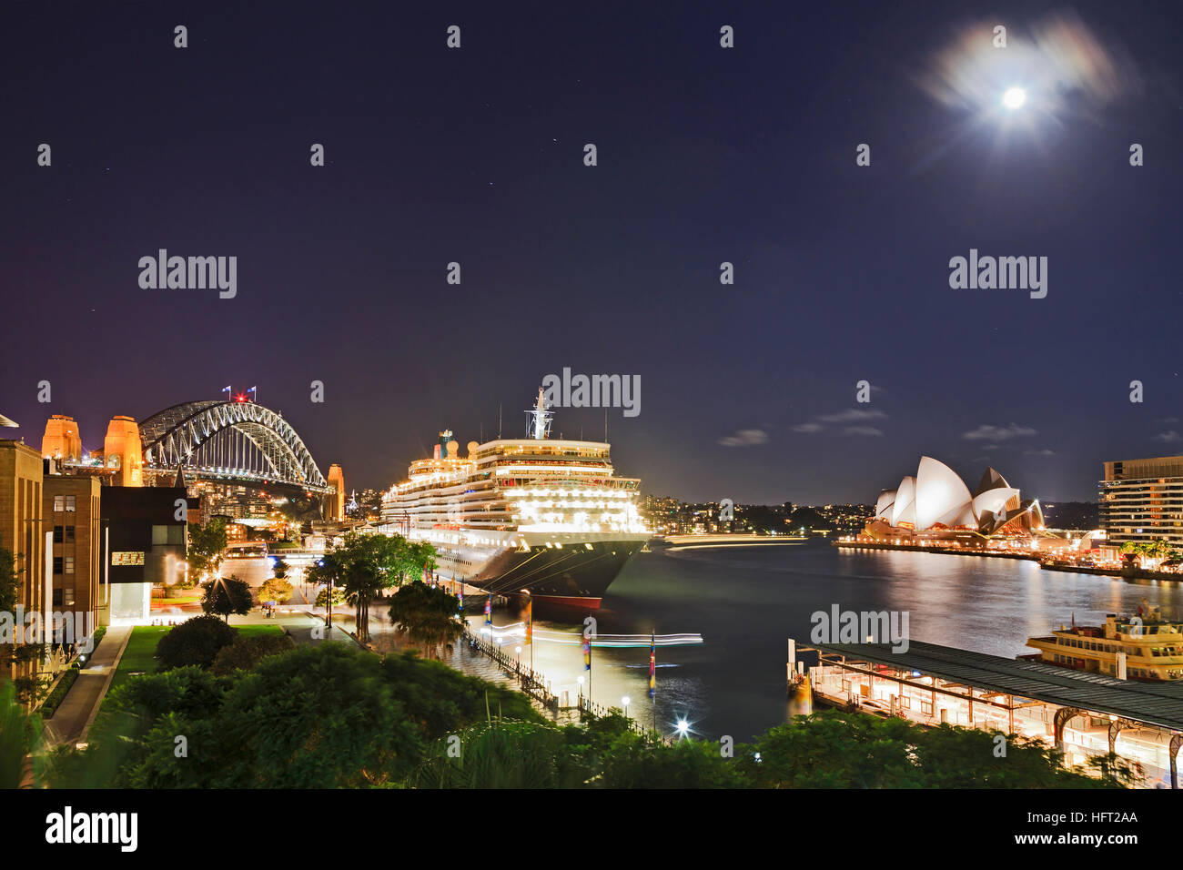 L'heure du coucher du soleil sombre avec pleine lune au-dessus de Sydney Harbour Bridge, de l'outre-mer, terminal de passagers et Circular Quay Ferry Pier lorsque disponible sites touristiques de la ville sont accessibles Banque D'Images