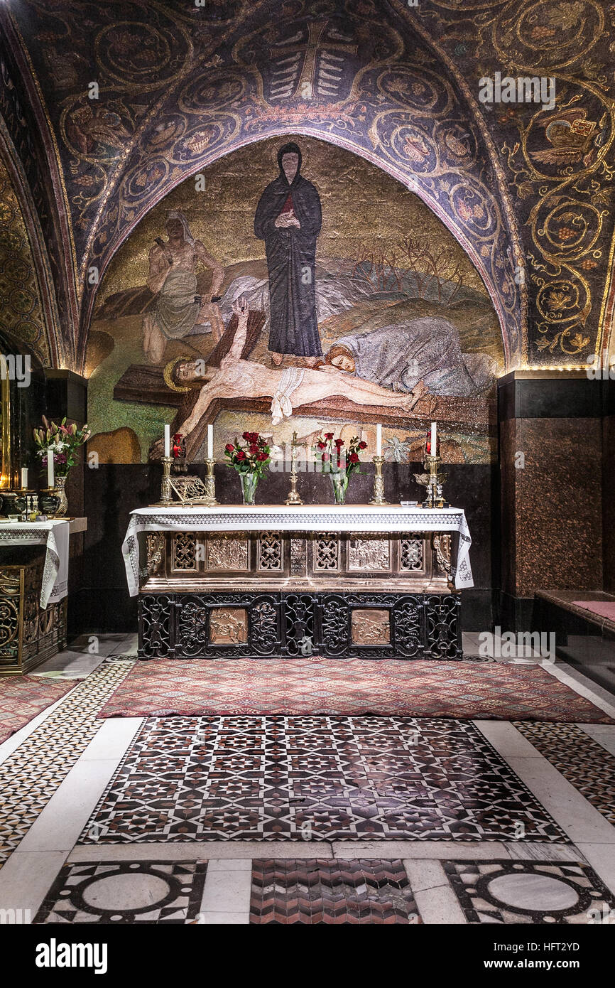 Altar of the nails of the holy cross Banque de photographies et d’images à haute résolution Alamy