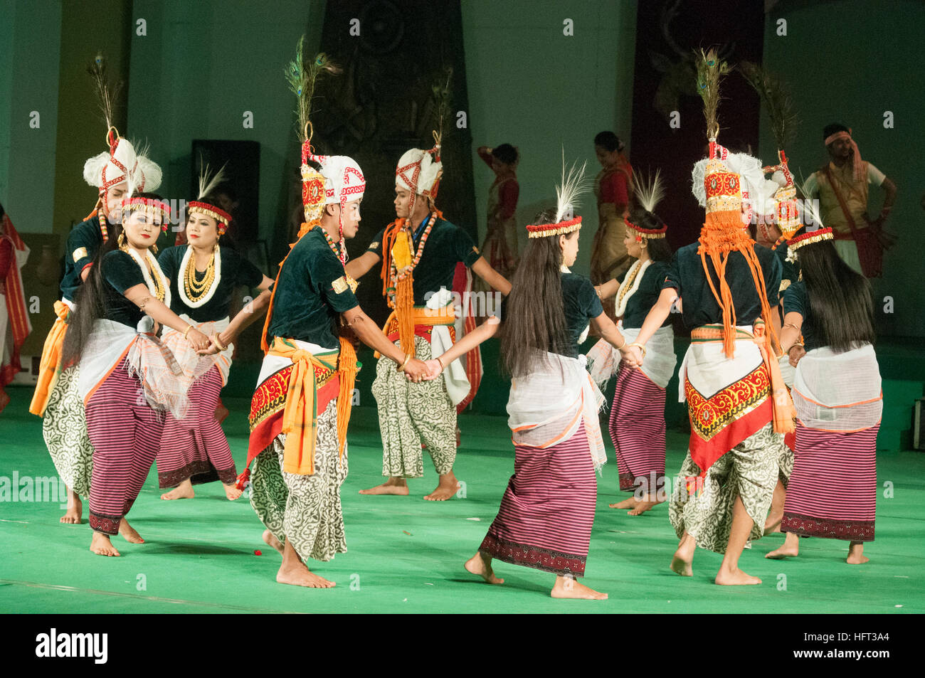 Lai Haraoba danseurs de Manipur effectuant dans 'Couleurs du nord-est de l'Inde" au Festival Sangai, Imphal, en Inde Banque D'Images