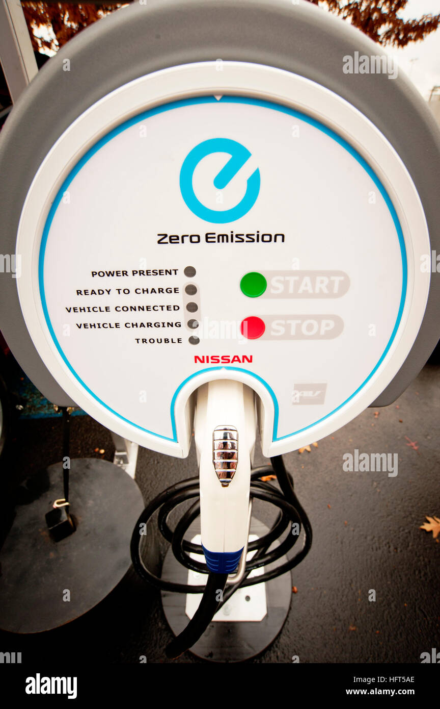 La Nissan LEAF électrique chargeur résidentiel sera installé dans le garage des propriétaires des feuilles. C'est à croire que la conception d'une pompe à essence traditionnels Banque D'Images