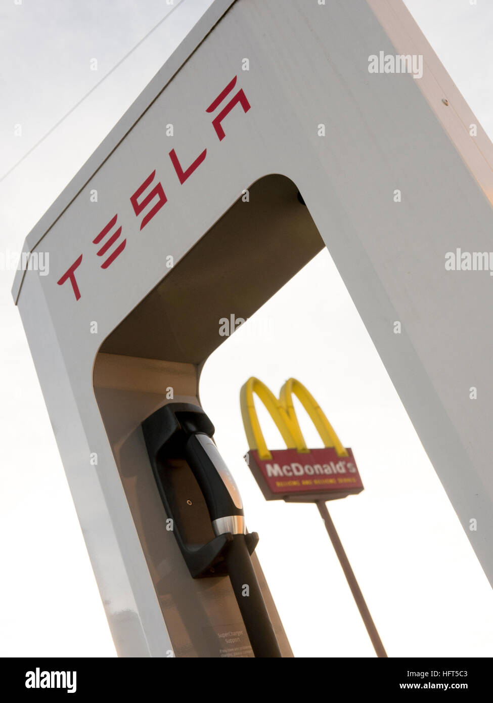 Suralimentation Tesla stations devant être aussi omniprésent que McDonalds restaurants le long de routes Amériques. Banque D'Images