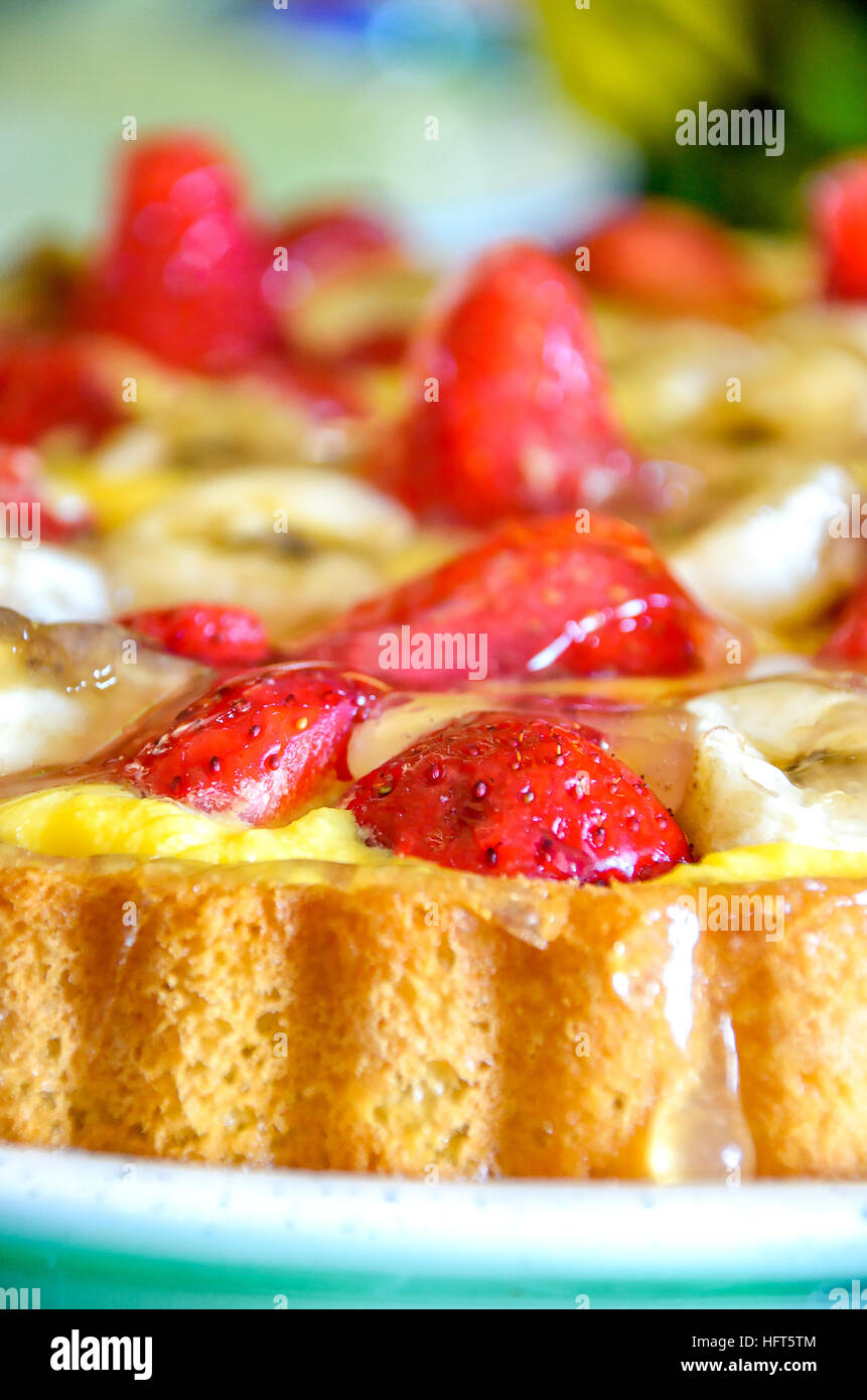 Gâteau fraises gelée recette maison verticale gros plan Banque D'Images