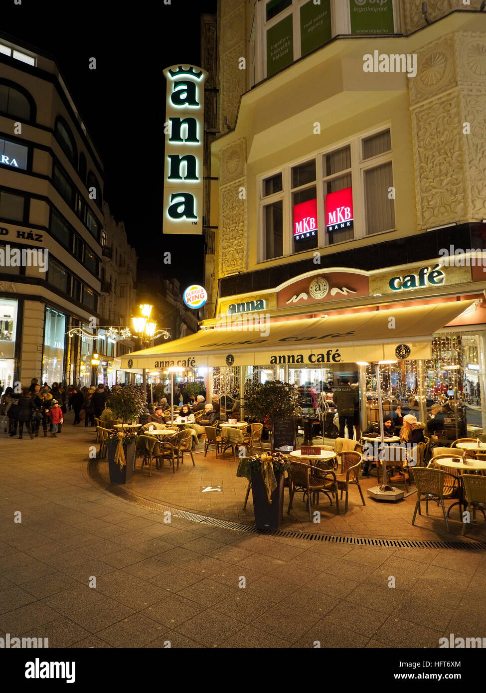 Anna Cafe dans la soirée, l'un des plus célèbres et populaires du café dans la rue Vaci Utca, Budapest centre ville, Hongrie Banque D'Images
