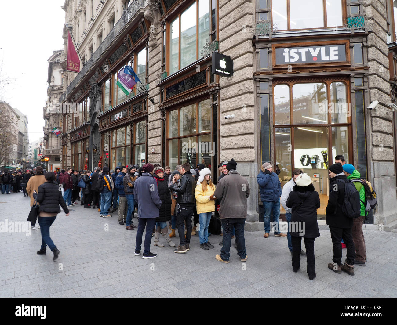 Longue file de gens qui attendent à la Budapest iStyle Apple store, le centre-ville de Budapest, Hongrie Banque D'Images