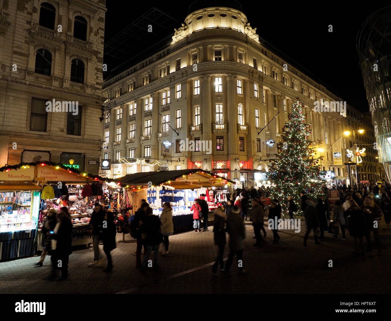 Marché de Noël sur la place Vorosmarty ter dans le centre-ville de Budapest, Hongrie Banque D'Images