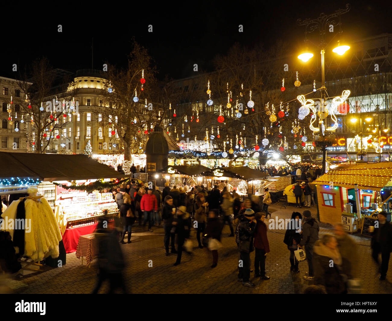 Marché de Noël sur la place Vorosmarty ter dans le centre-ville de Budapest, Hongrie Banque D'Images