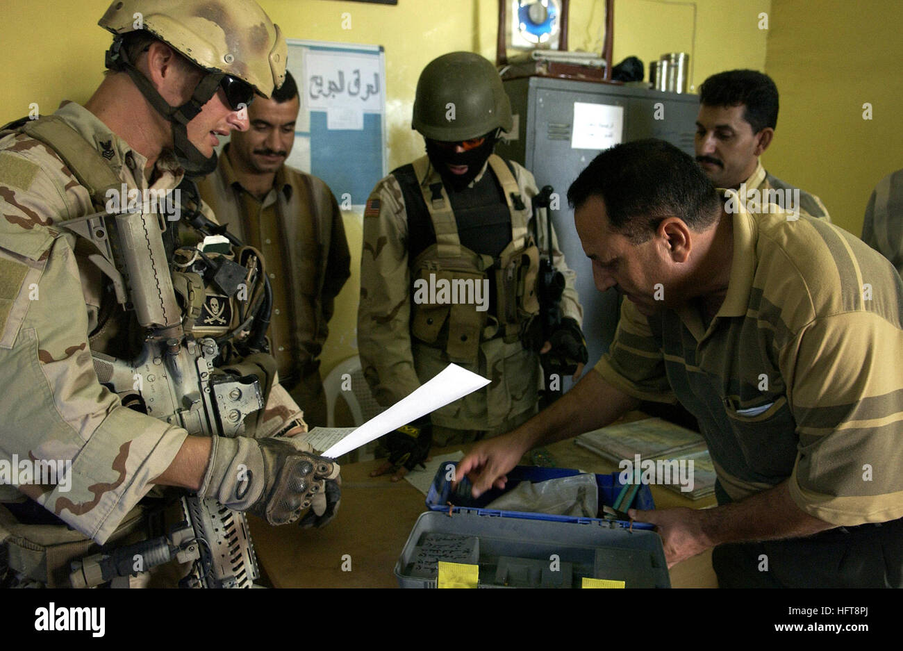 061030-F-7426P-119 Annonce Diwaniya, Iraq (30 Oct 2006) - Technicien des explosifs et munitions de la Marine américaine 1ère classe Travis J. Schellpeper, gauche, attribué à l'unité mobile de destruction des engins explosifs (EODMU Trois-3), parle avec la police irakienne l'équipe de neutralisation des explosifs et des agents, concernant une cache d'explosifs des policiers irakiens trouvés à un point de contrôle de recherche de véhicule. Photo par Tech. Le Sgt. Dawn M. : (libéré) US Navy 061030-F-7426P-119 de la Marine américaine 1ère classe technicien des explosifs et munitions Travis J. Schellpeper, gauche, attribué à l'unité mobile de destruction des engins explosifs (EODMU Trois-3), sp Banque D'Images