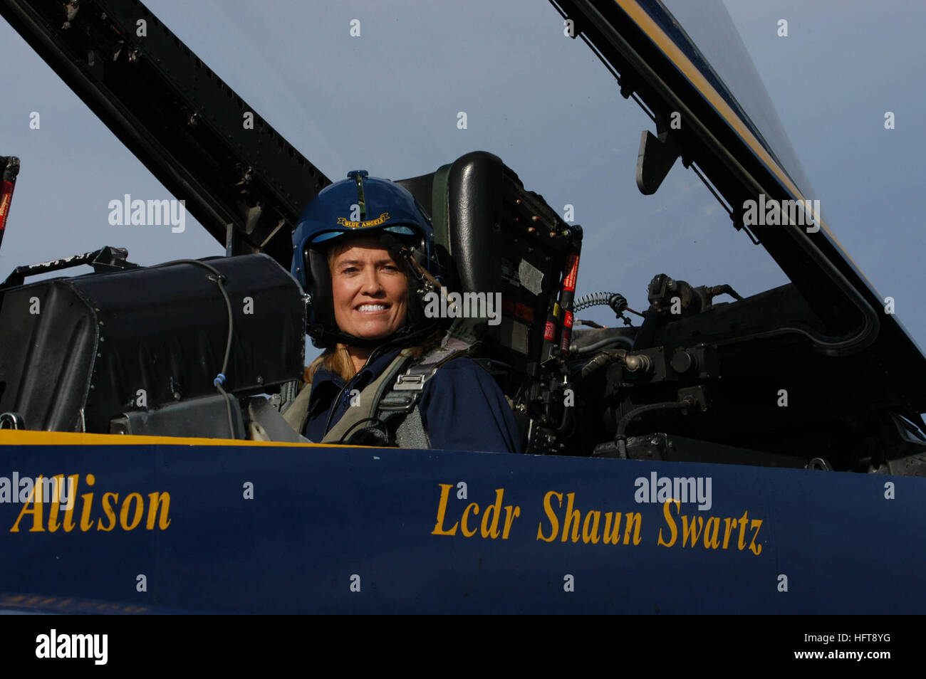 051101-N-5328N-004 Pensacola, Floride (nov. 1, 2005) - FOX News Anchor, Greta Van Susteren Smiles suite à son vol dans un F/A-18B Hornet affectés à l'escadron de démonstration en vol de la Marine américaine, le "Blue Angels". Greta a livré son bulletin de nouvelles diffusé à partir de Sherman à bord champ Naval Air Station Pensacola 31 Octobre et 1er novembre. U.S. Navy photo de M. Gary Nichols (libéré) US Navy 051101-N-5328N-004 FOX News Anchor, Greta Van Susteren Smiles suite à son vol dans une F-A-18B Hornet affectés à l'escadron de démonstration en vol de la Marine américaine Banque D'Images