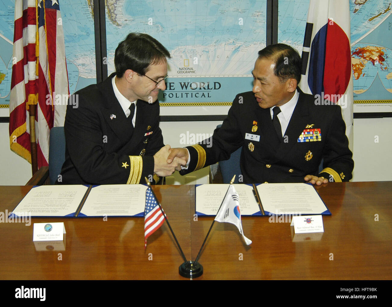 061108-N-4649C-001 Yokosuka, Japon (nov. 8, 2006) - Commandant, Groupe Sous-marin arrière sept Adm. John Bird (à gauche), serre la main du commandant, Force Sous-marin coréen Adm arrière. Il Heon Bae, après la signature de la convention de soutien logistique mutuel lors de la clôture de la 25e réunion du Comité sous-marine, qui a eu lieu à bord de la flotte, commandant de Yokosuka, Japon Activités. Cet événement, qui a eu lieu deux fois par année, contribue à renforcer les liens entre les États-Unis et marine de la République de Corée (péniches) forces sous-marines. Les premières réunions ont eu lieu en 1994, par Adm arrière. Al Konetzni, un ancien commandant d'un sous-marin Groupe sept. Banque D'Images