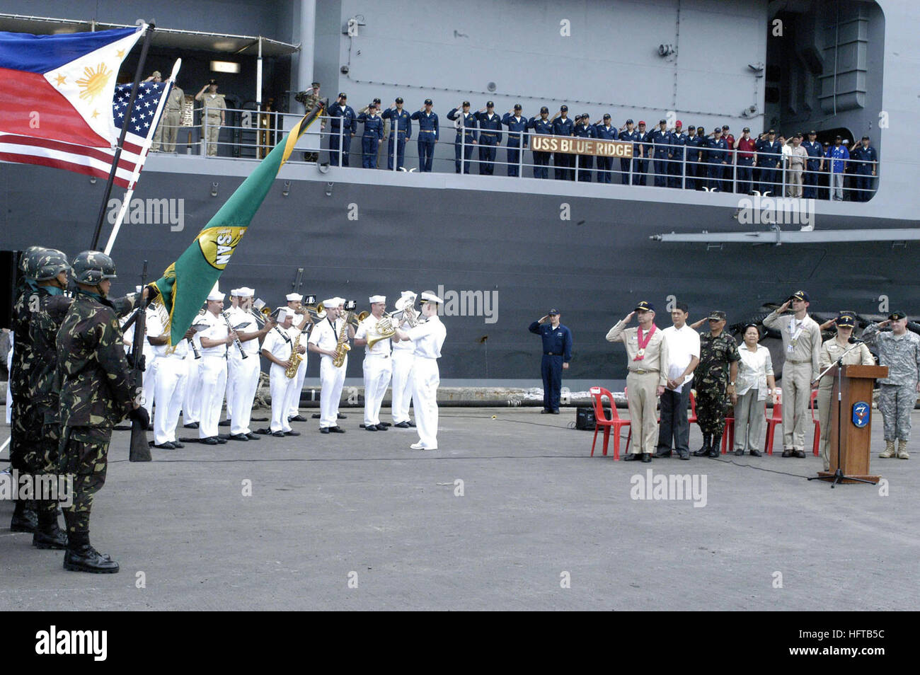 070216-N-9604C-017 General Santos, Philippines (fév. 16, 2007) - L'Armée Philippine Color Guard rend hommages aux marins américains militaires durant la 7e Flotte Navy BandÕs rendement de l'hymne national lors de la cérémonie d'accueil de commandement amphibie USS Blue Ridge (CAC 19), au cours d'un service dans le port de la ville de General Santos. Blue Ridge et engagé du personnel 7e Flotte des États-Unis sont aux Philippines dans le cadre du projet d'amitié, une aide humanitaire/projet de service communautaire avec les forces armées des Philippines. Tout au long de leur séjour, le shipÕs environ 1 000 membres d'équipage et staf Banque D'Images