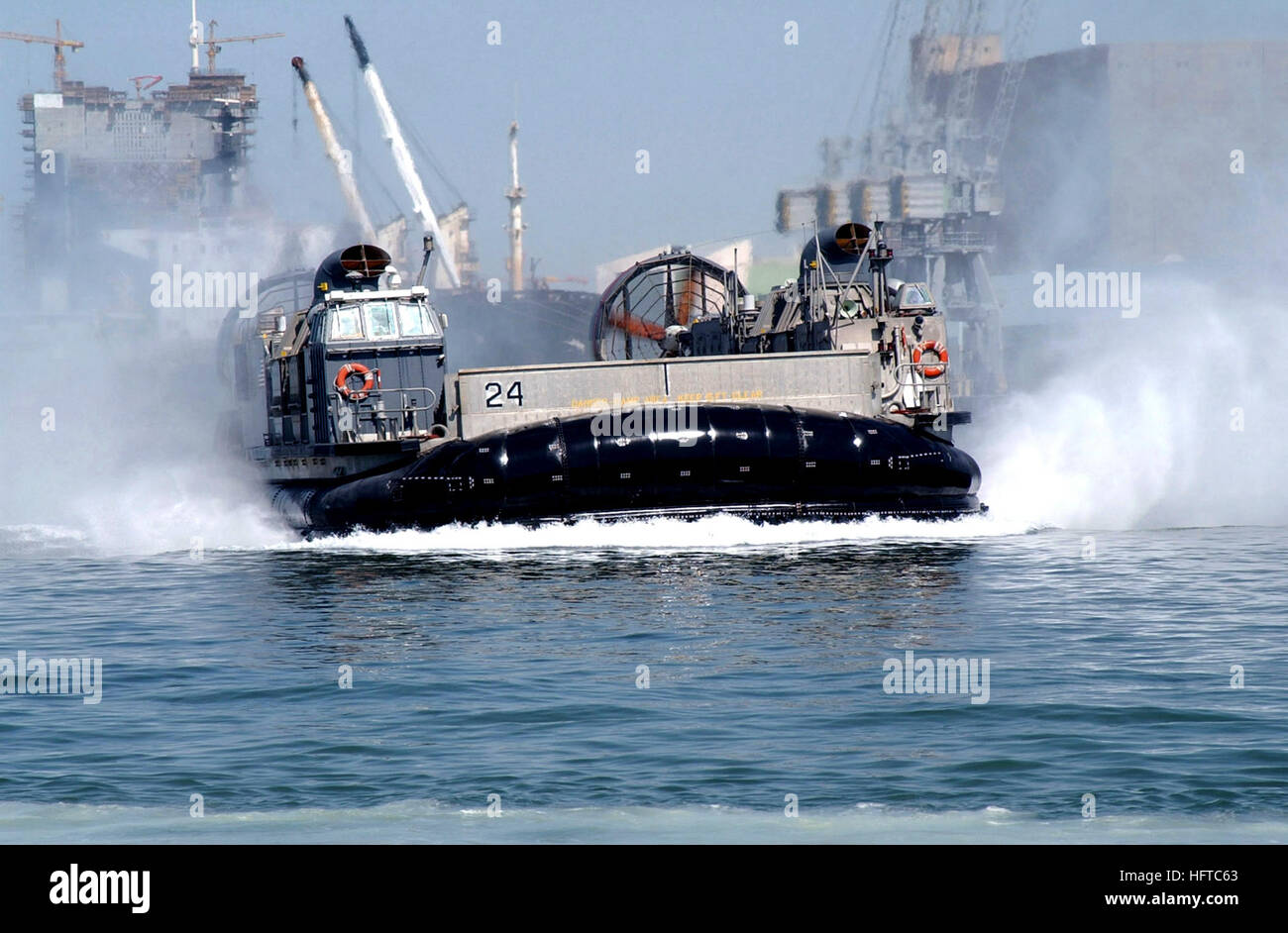 020924-N-5471P-002 en mer avec USS Mount Vernon (LSD 39) Septembre 24, 2002 -- Un Landing Craft Air Cushion (LCAC) transporte des Marines américains affectés à la 11e Marine Expeditionary Unit (MEU) embarquée à bord de 11 USS Mount Vernon à la plage pendant l'exercice ÒEager Mace.Ó Exercice désireux Mace est un mois annuel-long exercice mené avec les militaires koweïtiens d'améliorer l'interopérabilité et les relations militaires entre les deux nations. Mont Vernon et le 11e MEU sont régulièrement mener des missions de combat de déploiement à l'appui de l'opération Enduring Freedom U.S. Navy photo par photo Banque D'Images