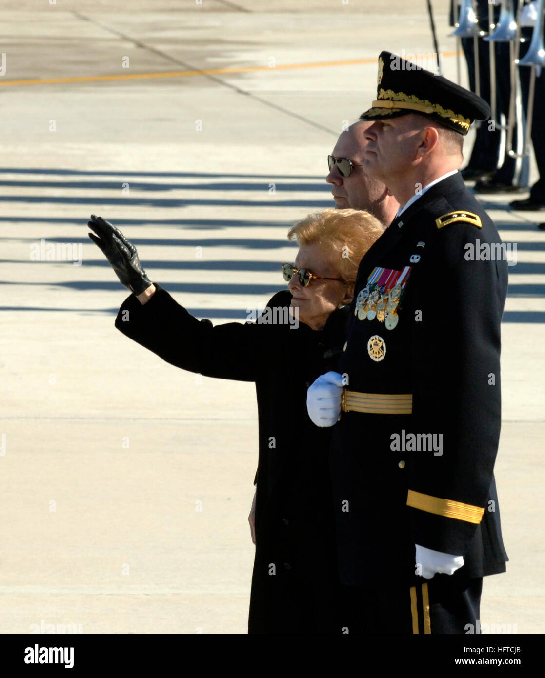 070102-F-0194C-060 La base aérienne d'Andrews, dans le Maryland (janv. 2, 2007) Ð l'ancienne Première Dame Betty Ford, escorté par le major-général Guy C. Swan III, général commandant du quartier général de la région de la Capitale-nationale/U.S. Le District militaire de l'Armée de Washington, dit au revoir à son mari, ancien président Gerald R. Ford, 38e président des États-Unis, en tant que son cercueil est chargé sur l'Air Force One lors d'une cérémonie de départ militaire organisée en son honneur. Ford est décédé à son domicile à Rancho Mirage, en Californie, le 26 décembre à l'âge de 93 ans. Une inhumation privée est prévue pour le 3 janvier au président Gerald R. Ford Banque D'Images