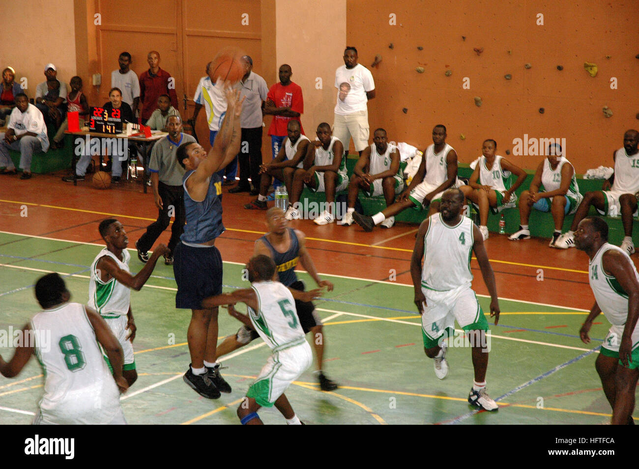 070210-N-4657D-001 Port Gentil, Gabon (fév. 10, 2007) - Opération Matelot Travon Cuffee spécialiste membre de la frégate lance-missiles USS Kaufman (FFG 59) L'équipe de basket-ball, se soit tourné contre une équipe gabonaise. Cuffee coulé un objectif de 50 pieds sur le buzzer pour une partie 3-pointeur, mais il a été déterminé le panier est venu après temps de parole était écoulé de remettre l'équipe à domicile la victoire. L'édification de notre amitié était partie de la Kauffman visite portuaire. Un groupe de travail composé de USS Kauffman, U.S. Coast Guard Cutter USCG Légaré (WMEC 912), et des éléments de la U.S. Naval Forces Europe-A Banque D'Images